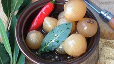 Spicy pickled onions